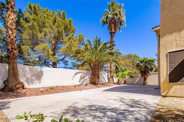 2105 Harbor Cliff Dr, Las Vegas, NV 89128 - fenced backyard with a patio area