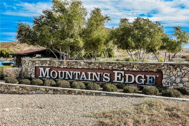 view of community / neighborhood sign