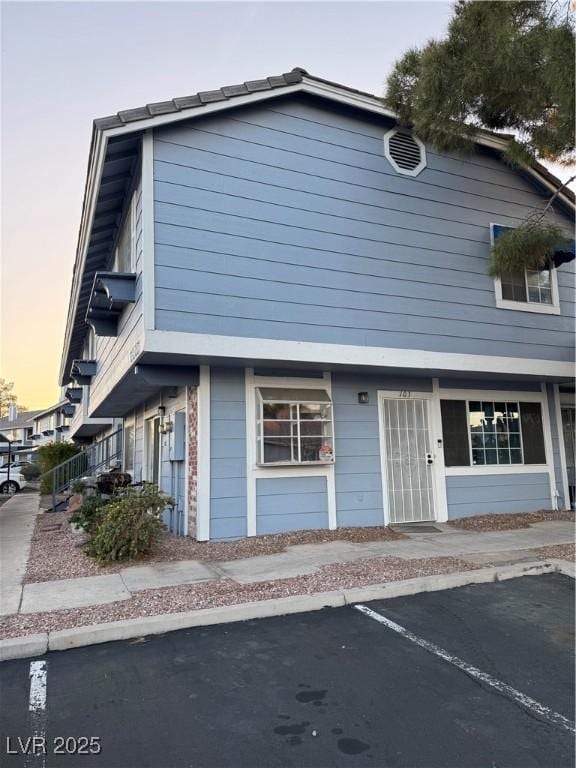 townhome / multi-family property featuring uncovered parking