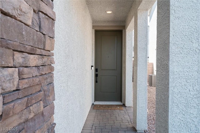 view of exterior entry featuring stucco siding