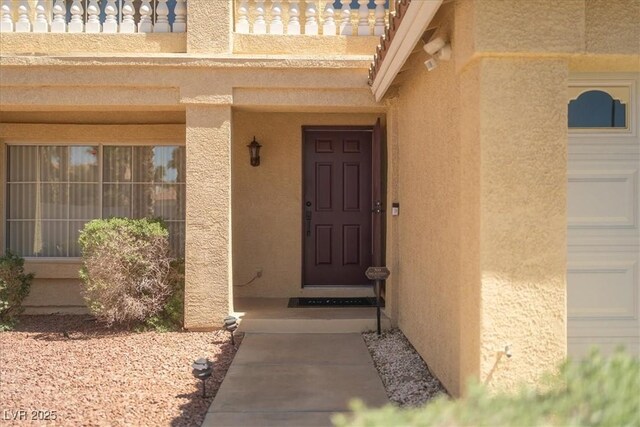 view of exterior entry featuring stucco siding