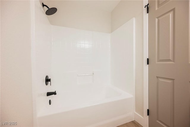 bathroom with tub / shower combination