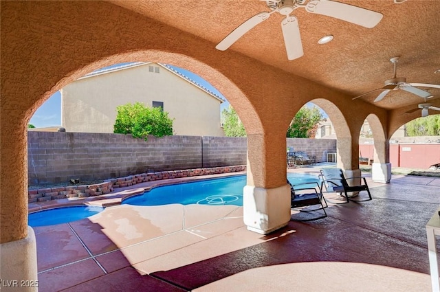 view of swimming pool featuring a fenced backyard, a patio area, a ceiling fan, and a pool with connected hot tub