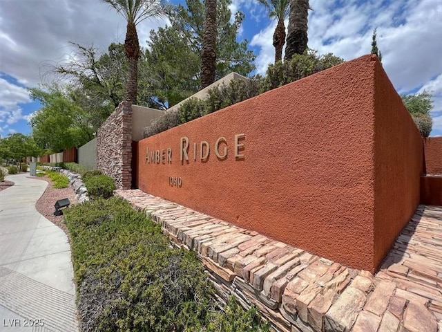 view of community / neighborhood sign