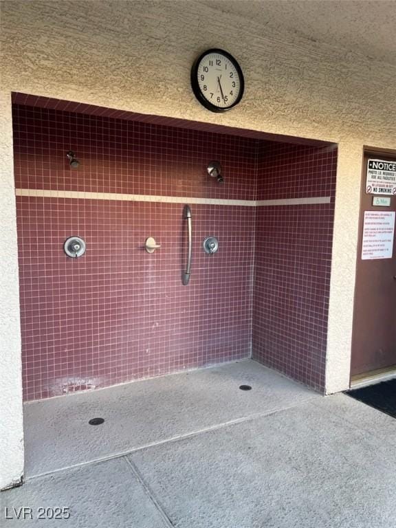 view of exterior entry with stucco siding