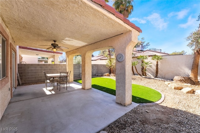 view of patio featuring a fenced backyard, a ceiling fan, and outdoor dining area