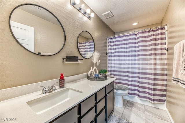 full bath featuring a textured ceiling, a textured wall, visible vents, and toilet