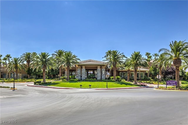view of property's community featuring a yard