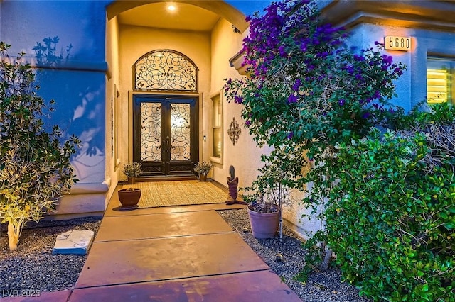view of exterior entry featuring stucco siding