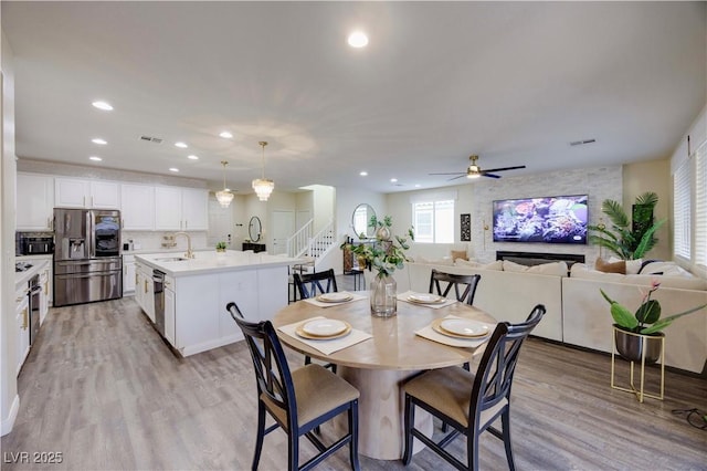 dining space featuring light wood finished floors, visible vents, recessed lighting, and ceiling fan