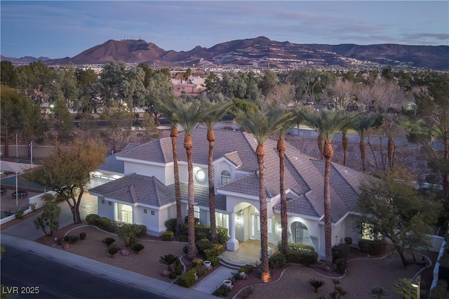 birds eye view of property featuring a mountain view