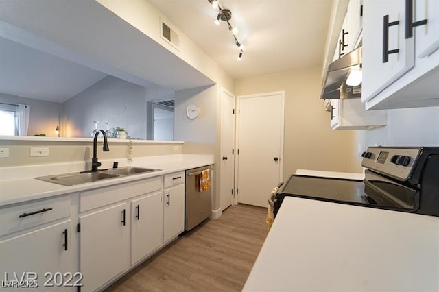 kitchen with stainless steel appliances, a sink, visible vents, light wood-style floors, and under cabinet range hood