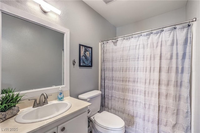 full bath featuring vanity, toilet, and a shower with shower curtain