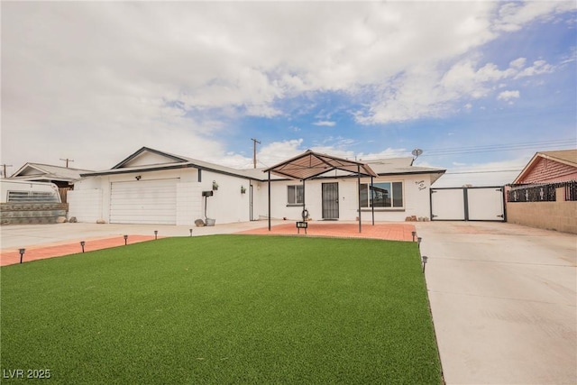 view of front of house with driveway, a front lawn, and fence