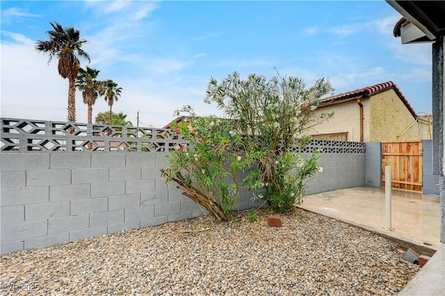2377 Los Feliz St, Las Vegas, NV 89156 - view of yard featuring a patio area, a gate, and a fenced backyard