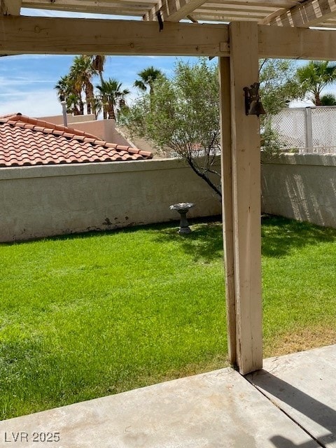 view of yard featuring fence, a pergola, and a patio area