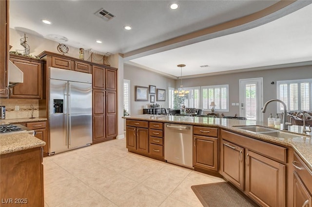 kitchen with a sink, stainless steel appliances, decorative light fixtures, visible vents, and recessed lighting