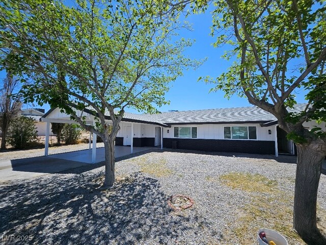 ranch-style house with driveway