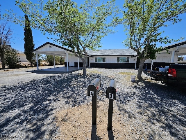 ranch-style home featuring driveway