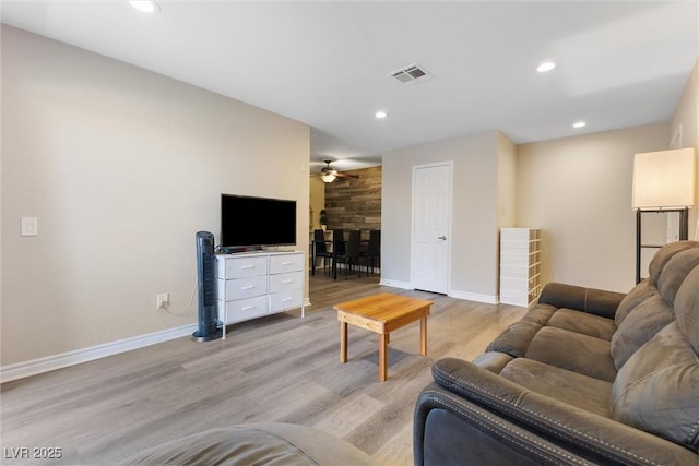 living room with light wood-style flooring, baseboards, visible vents, recessed lighting, and a ceiling fan
