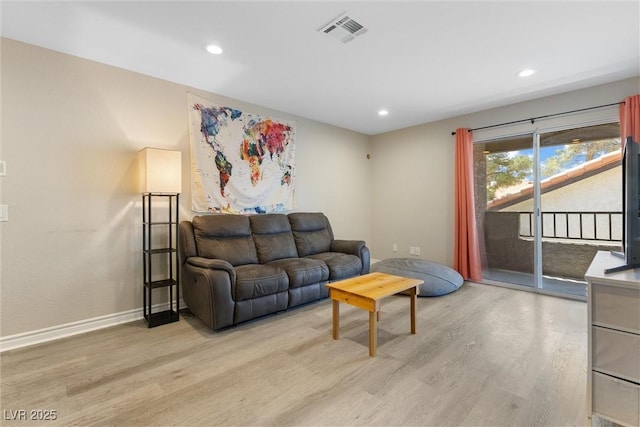 living room with light wood-type flooring, baseboards, visible vents, and recessed lighting