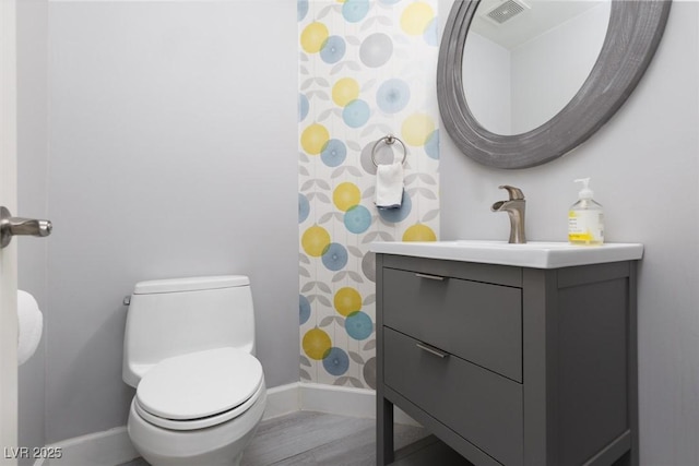 full bathroom with a shower with curtain, toilet, visible vents, baseboards, and vanity