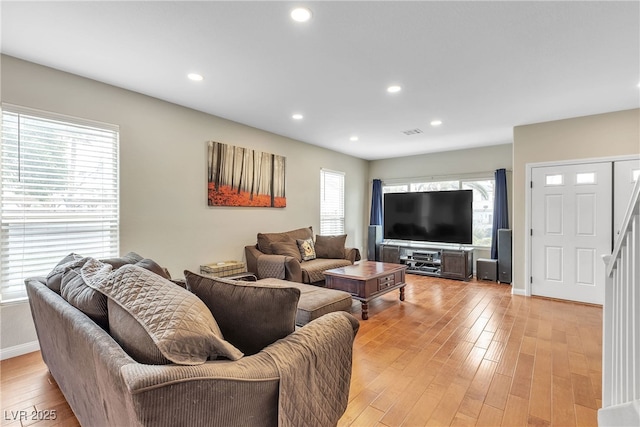 living area with light wood finished floors, baseboards, visible vents, and recessed lighting