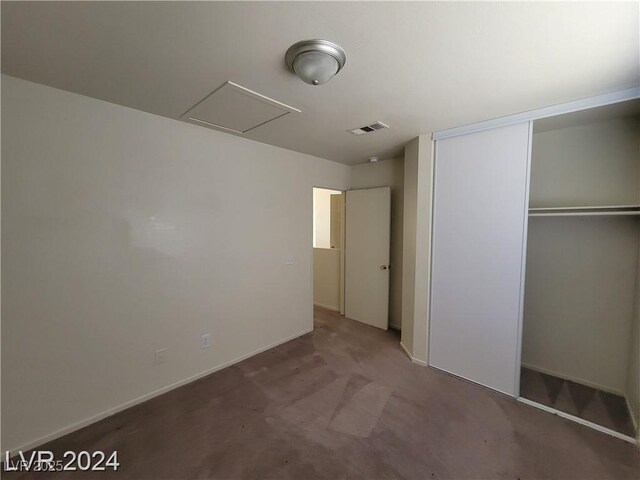 unfurnished bedroom featuring a closet, carpet floors, visible vents, and baseboards