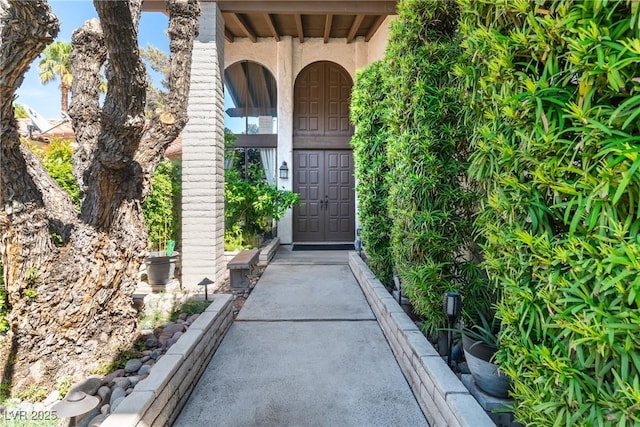 property entrance with stucco siding