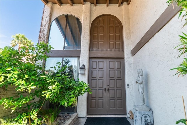 property entrance featuring stucco siding