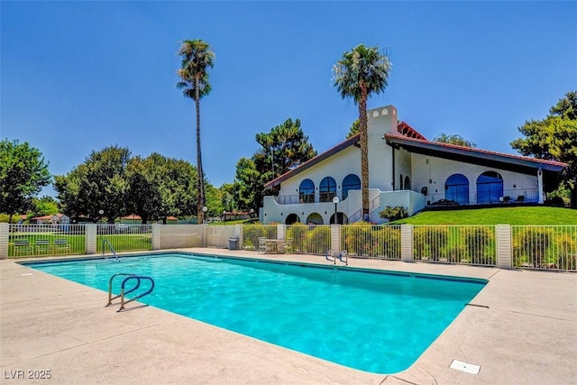 view of swimming pool with fence