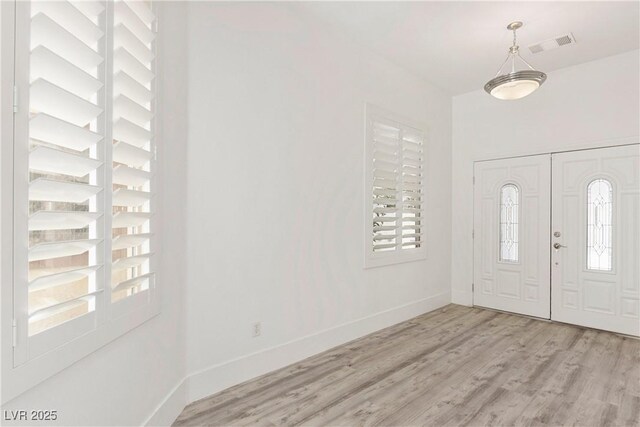entryway with visible vents, light wood finished floors, and baseboards