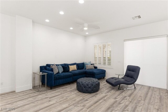 living room featuring a ceiling fan, wood finished floors, baseboards, visible vents, and recessed lighting