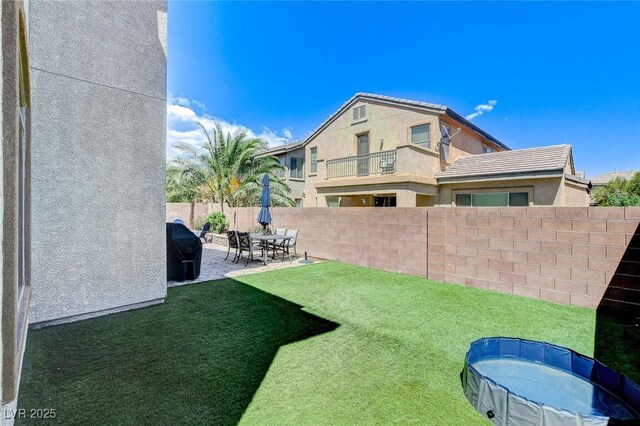 view of yard featuring a patio area