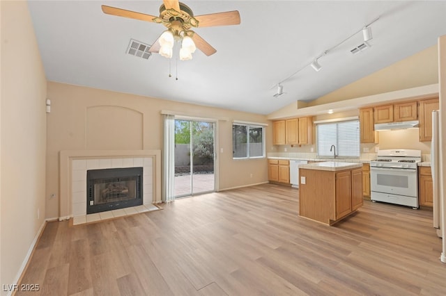 1805 Candle Bright Dr, Henderson, NV 89074 - kitchen featuring a sink, open floor plan, white appliances, lofted ceiling, and visible vents