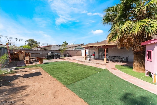 view of yard featuring a patio