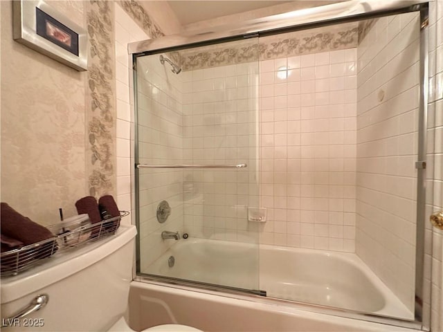 full bath featuring bath / shower combo with glass door, wallpapered walls, and toilet