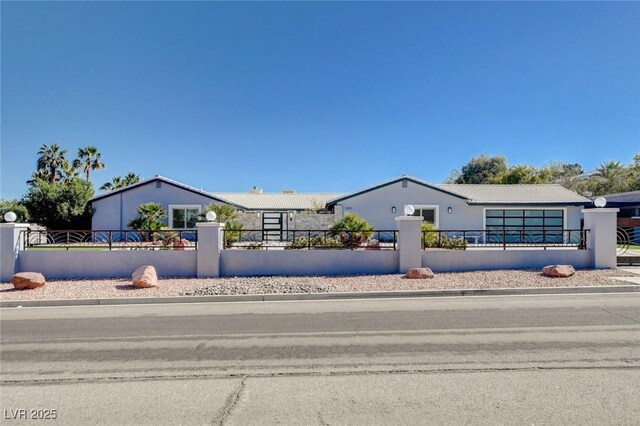 ranch-style house featuring a fenced front yard