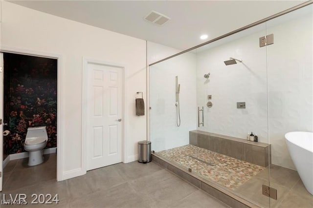 full bathroom featuring a shower stall, a freestanding tub, toilet, recessed lighting, and baseboards