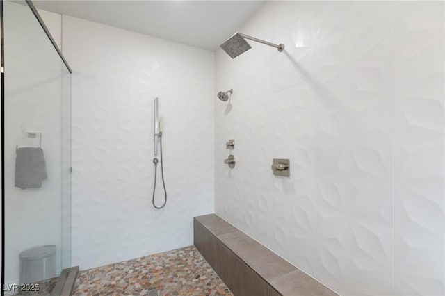 full bathroom featuring a tile shower
