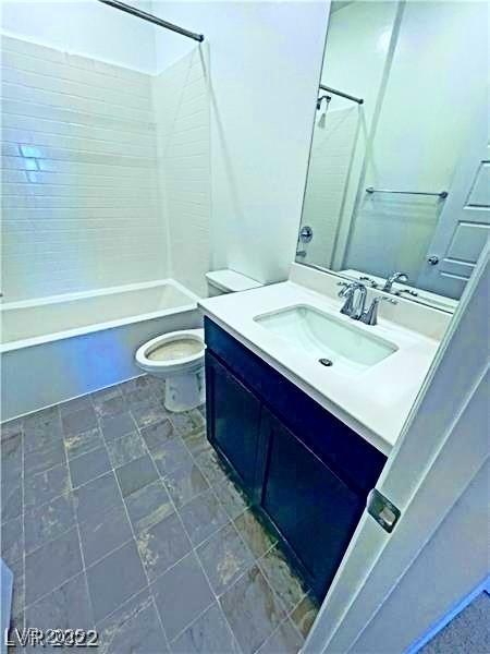 full bath with shower / washtub combination, toilet, and vanity
