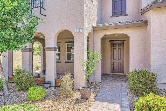 view of exterior entry with stucco siding
