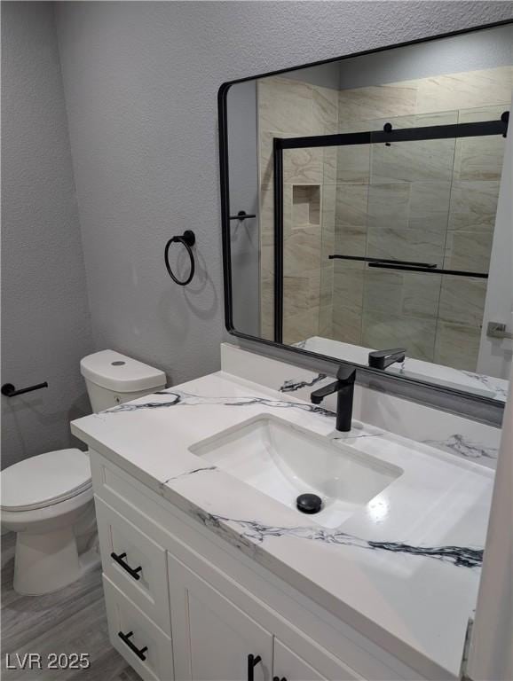 2716 Knightsbridge Rd, Henderson, NV 89074 - full bath with toilet, a tile shower, vanity, and a textured wall