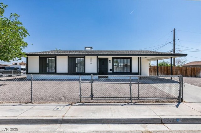 view of front of property featuring a gate, a porch, and a fenced front yard