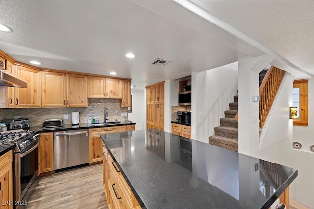 kitchen featuring decorative backsplash, visible vents, a sink, stainless steel appliances, and recessed lighting