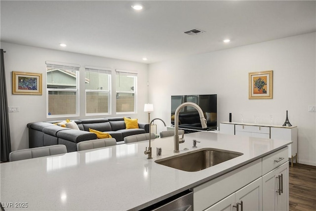kitchen featuring a sink, recessed lighting, open floor plan, dark wood-type flooring, and visible vents