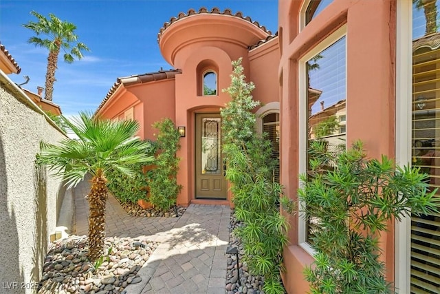 property entrance featuring stucco siding