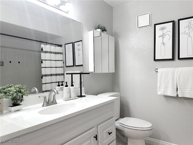 full bath with toilet, a shower with curtain, vanity, and baseboards