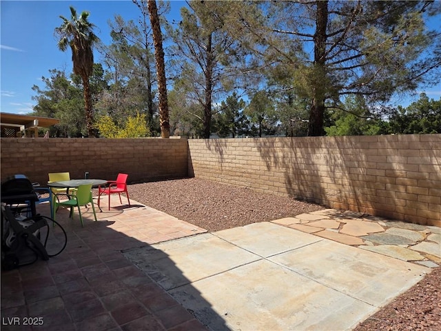 7328 Coffeyville Ave, Las Vegas, NV 89147 - view of patio / terrace with outdoor dining area and a fenced backyard