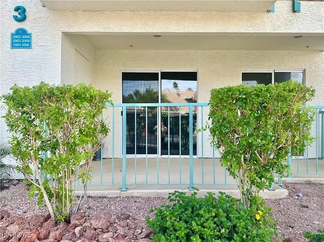 view of exterior entry featuring stucco siding